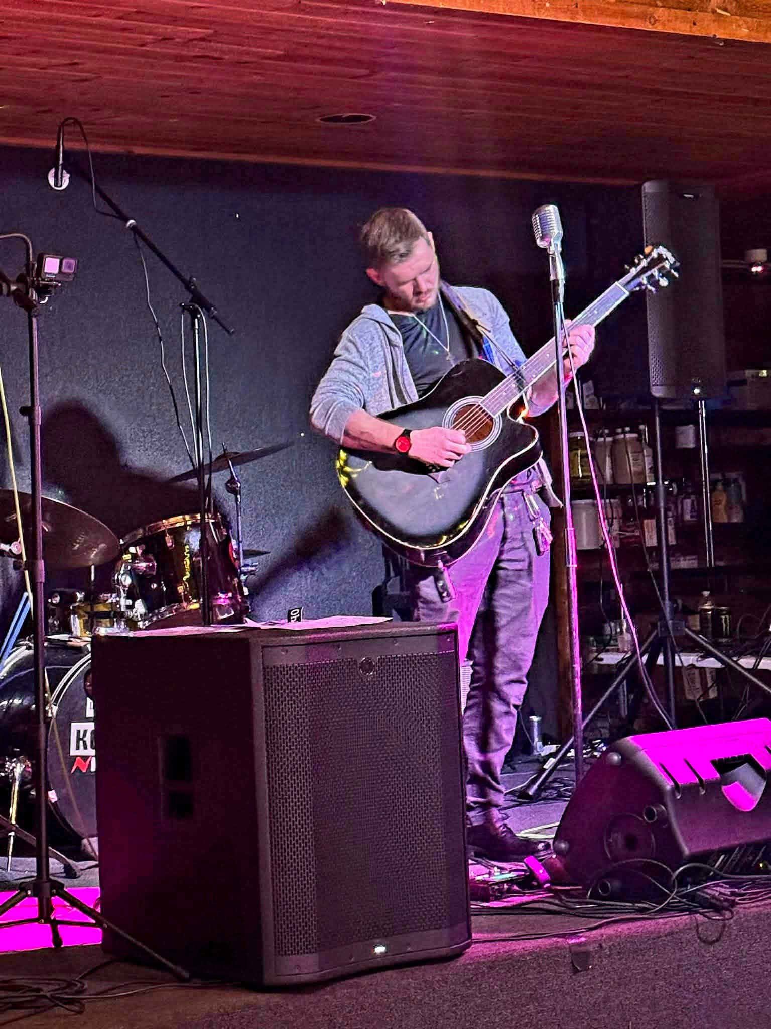 Shawn Manch beach performance